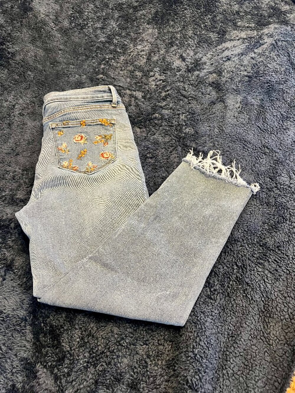 Driftwood Gizelle Floral Embroidered Pocket Raw Hem Cropped Jeans 29